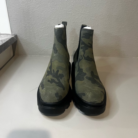 Sanctuary Tredon Chelsea Boot in a camouflage print, size 10, new - Picture 2 of 5